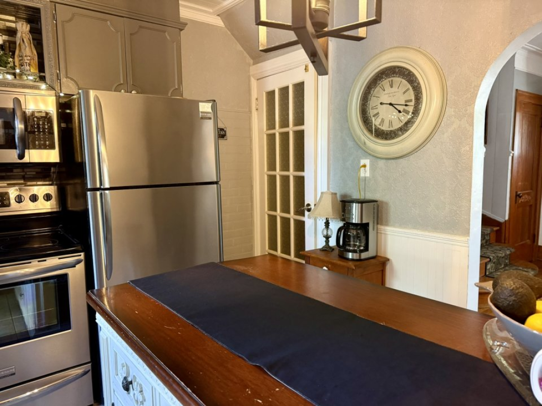 SOLD: 3-bedroom, 2-bath 1614 Church St Windsor ON N8X1V5