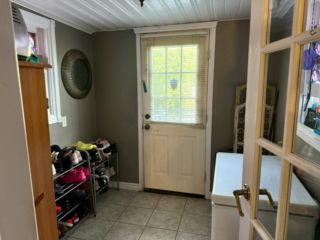 SOLD: 3-bedroom, 2-bath 1614 Church St Windsor ON N8X1V5