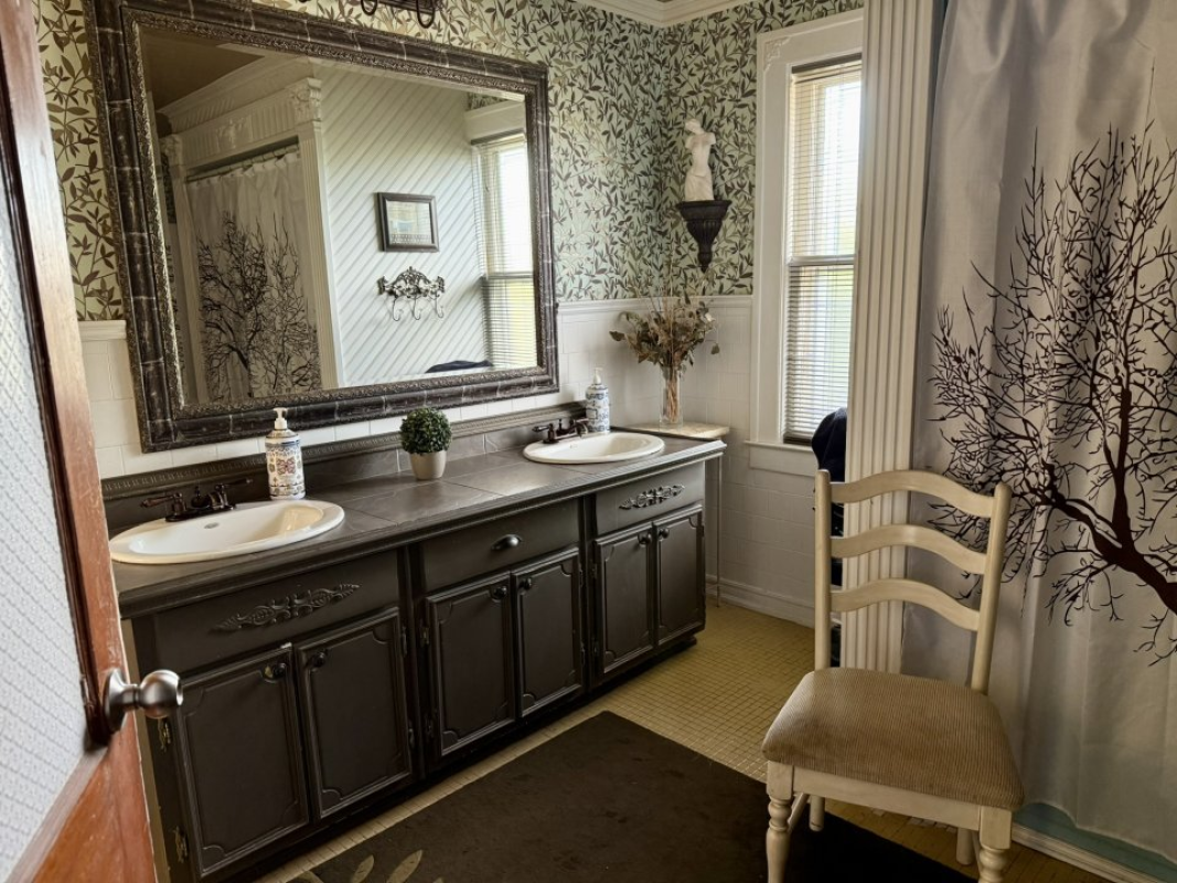 SOLD: 3-bedroom, 2-bath 1614 Church St Windsor ON N8X1V5