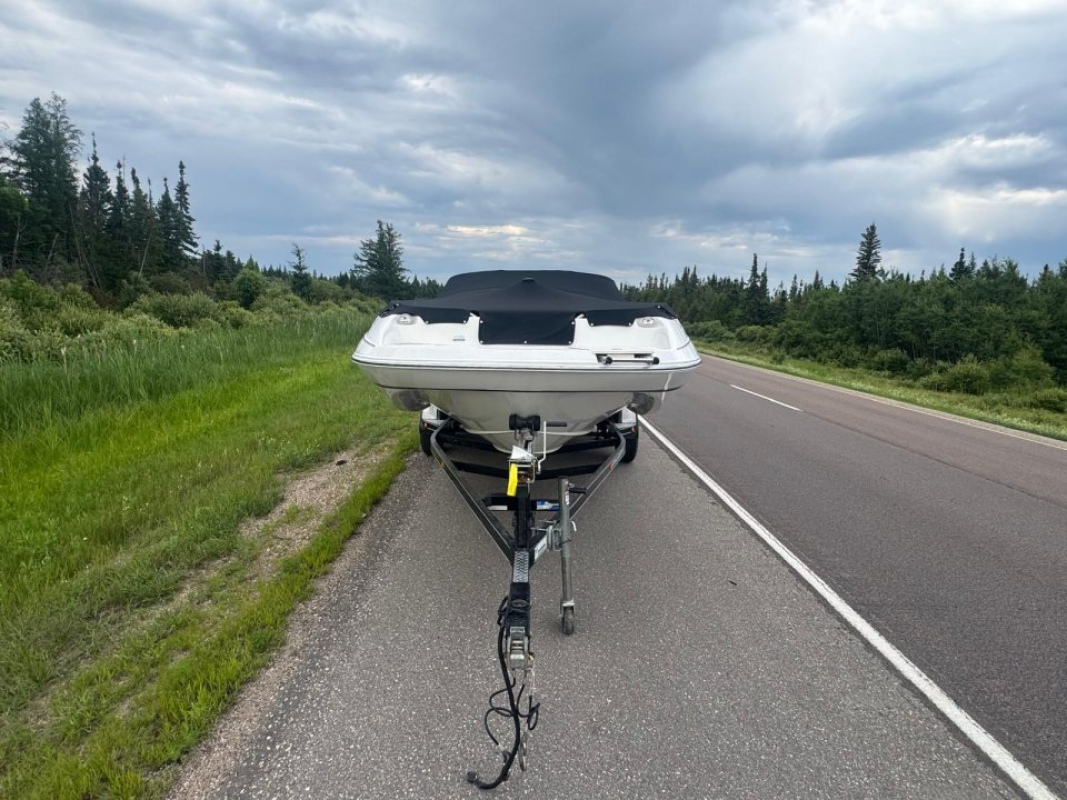 2004 Eddtide Campions 210 Deck boat