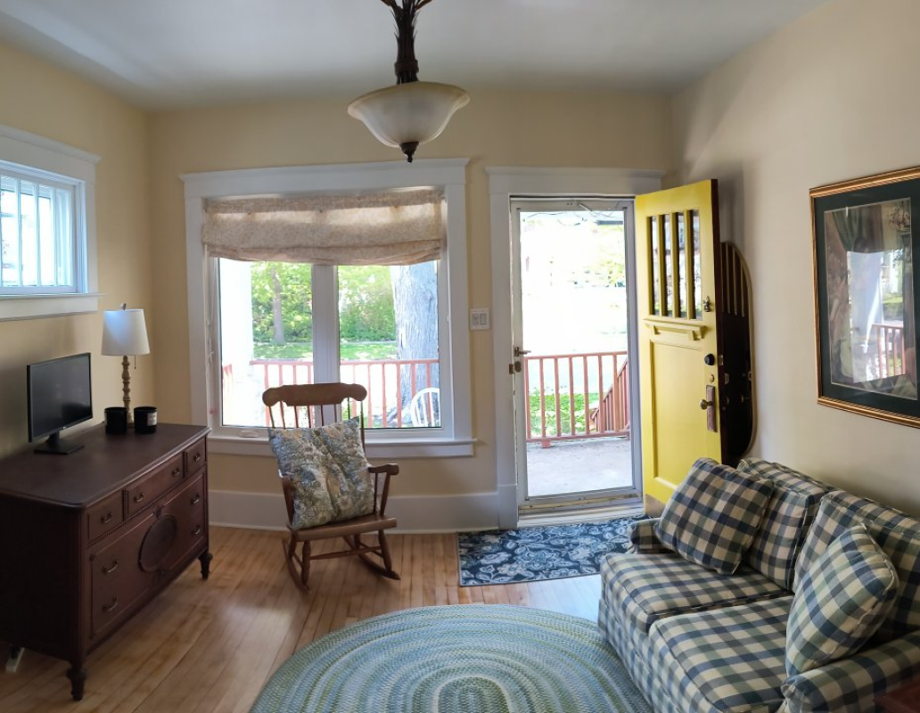 Must see Craftsman Home For Sale in Sarnia, Ontario - 2 bed, 1 bath (N7T 6A9)
