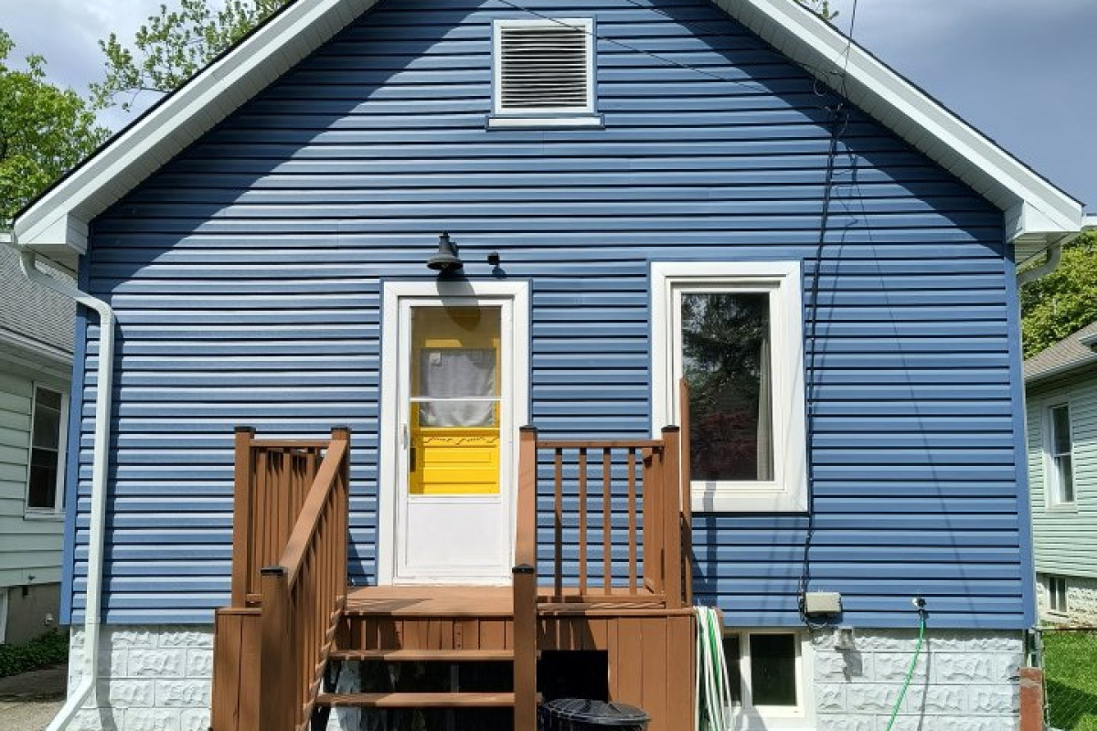Must see Craftsman Home For Sale in Sarnia, Ontario - 2 bed, 1 bath (N7T 6A9)