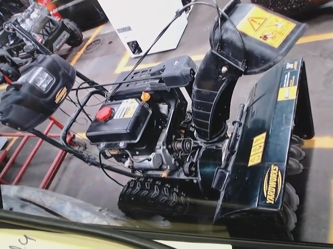 YARDWORKS SNOW THROWER 357CC 2 STAGE