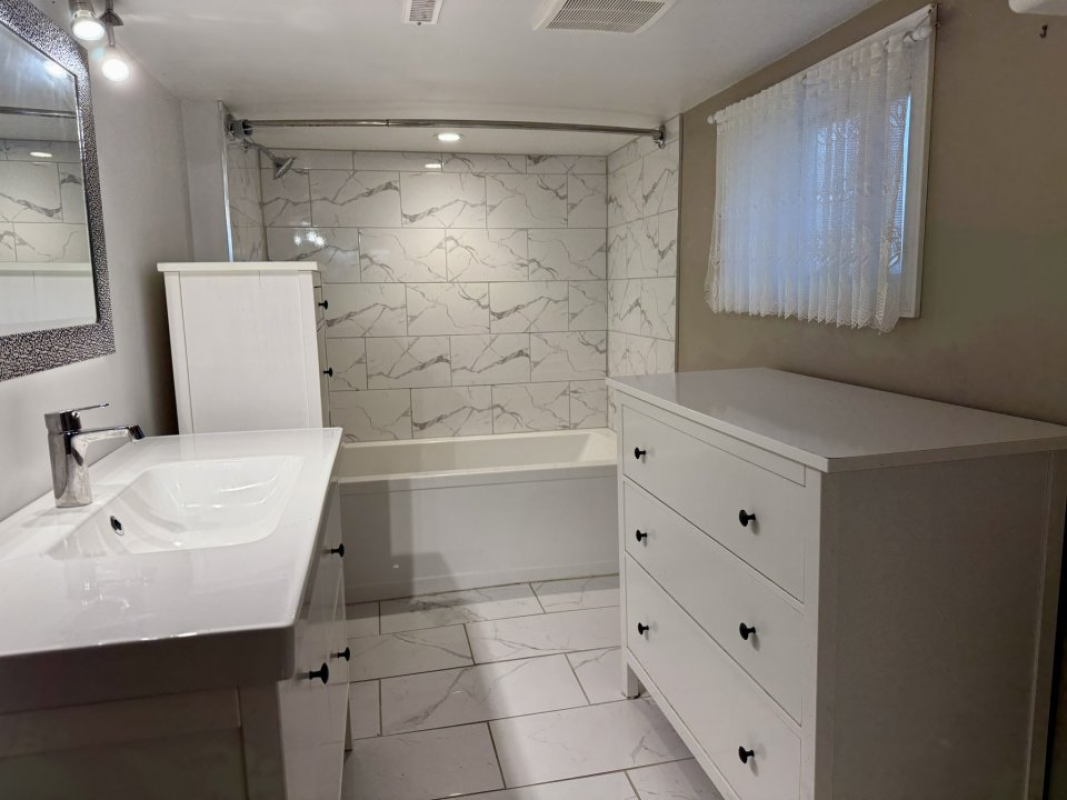 One Bedroom Basement All‑Inclusive Studio Apartment with Private Entrance in Windsor, Ontario