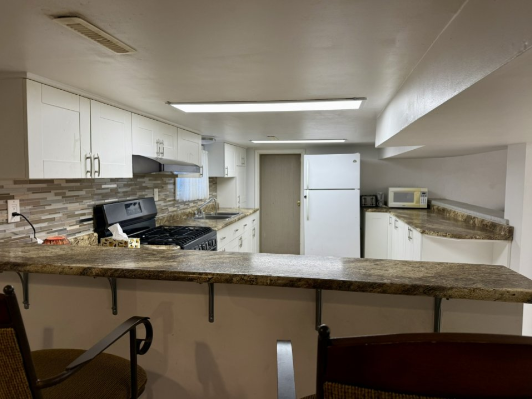 One Bedroom Basement All‑Inclusive Studio Apartment with Private Entrance in Windsor, Ontario