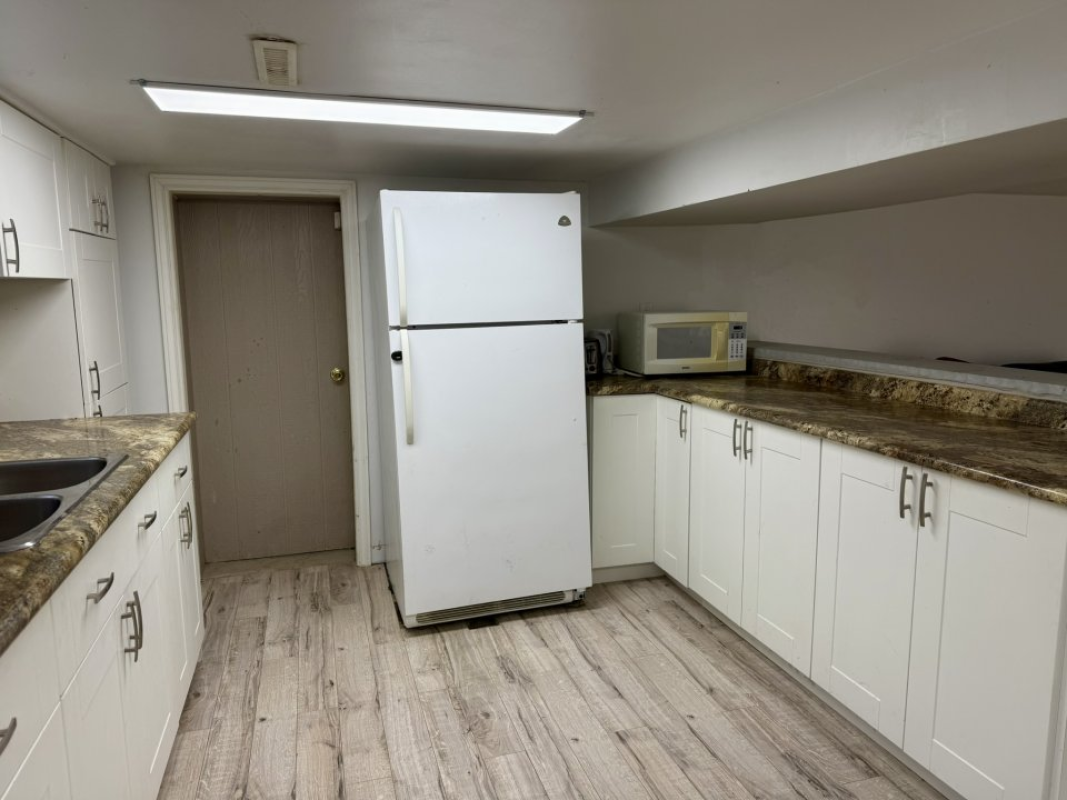 One Bedroom Basement All‑Inclusive Studio Apartment with Private Entrance in Windsor, Ontario