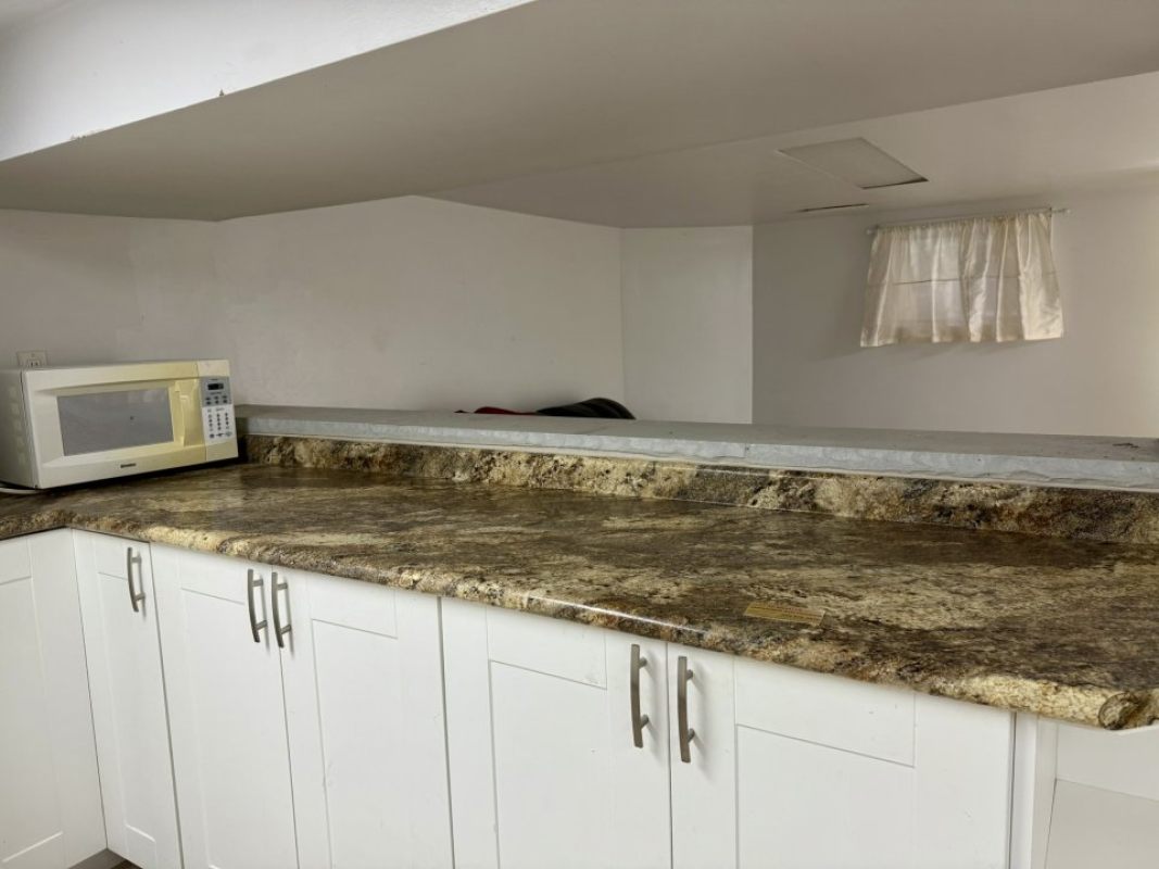 One Bedroom Basement All‑Inclusive Studio Apartment with Private Entrance in Windsor, Ontario