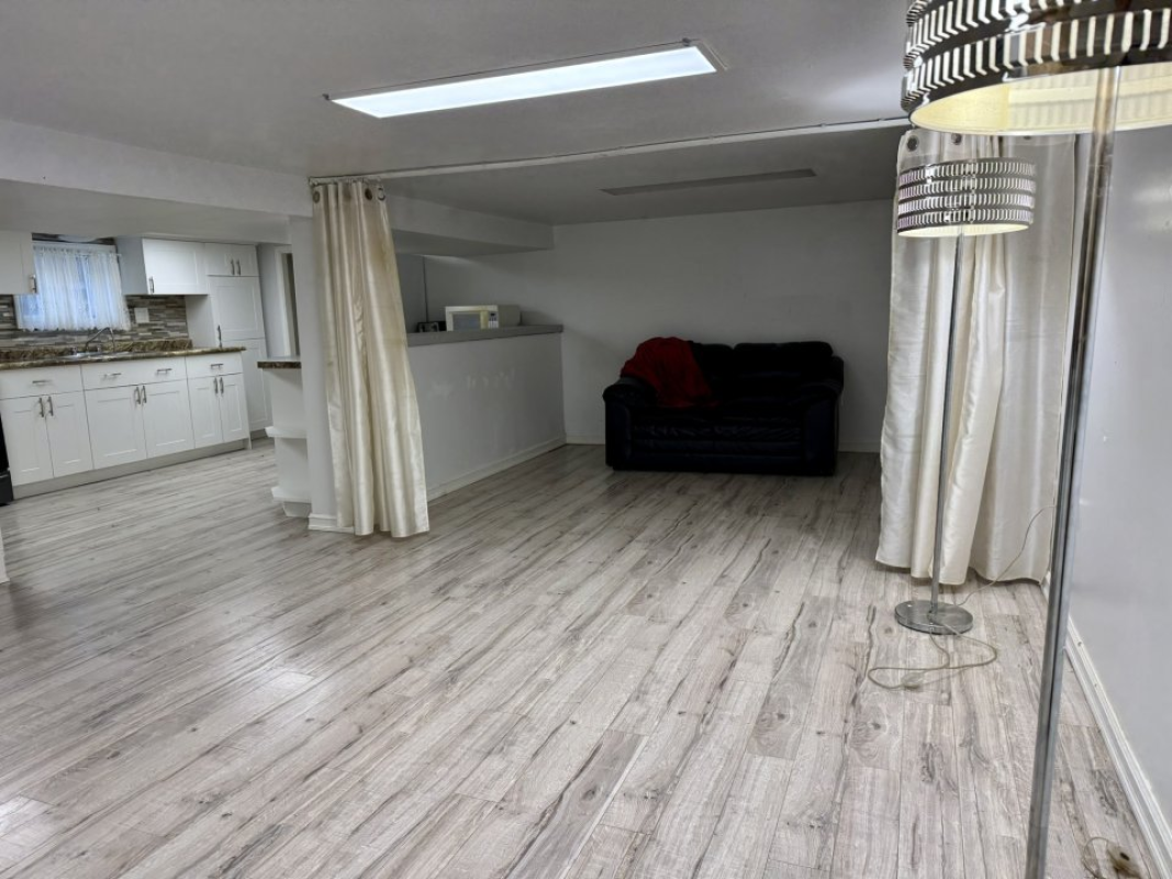 One Bedroom Basement All‑Inclusive Studio Apartment with Private Entrance in Windsor, Ontario