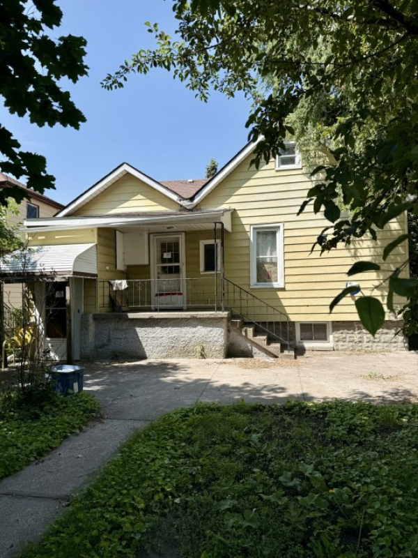 5 Beds 3 Baths House 🚨 INVESTOR & LANDLORD ALERT – DUPLEX OPPORTUNITY IN CENTRAL WINDSOR! 🚨