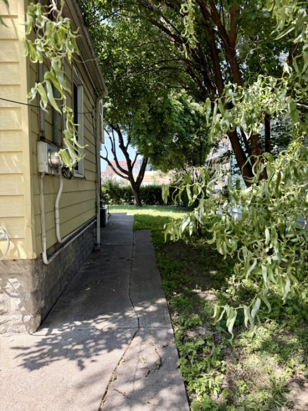 5 Beds 3 Baths House 🚨 INVESTOR & LANDLORD ALERT – DUPLEX OPPORTUNITY IN CENTRAL WINDSOR! 🚨