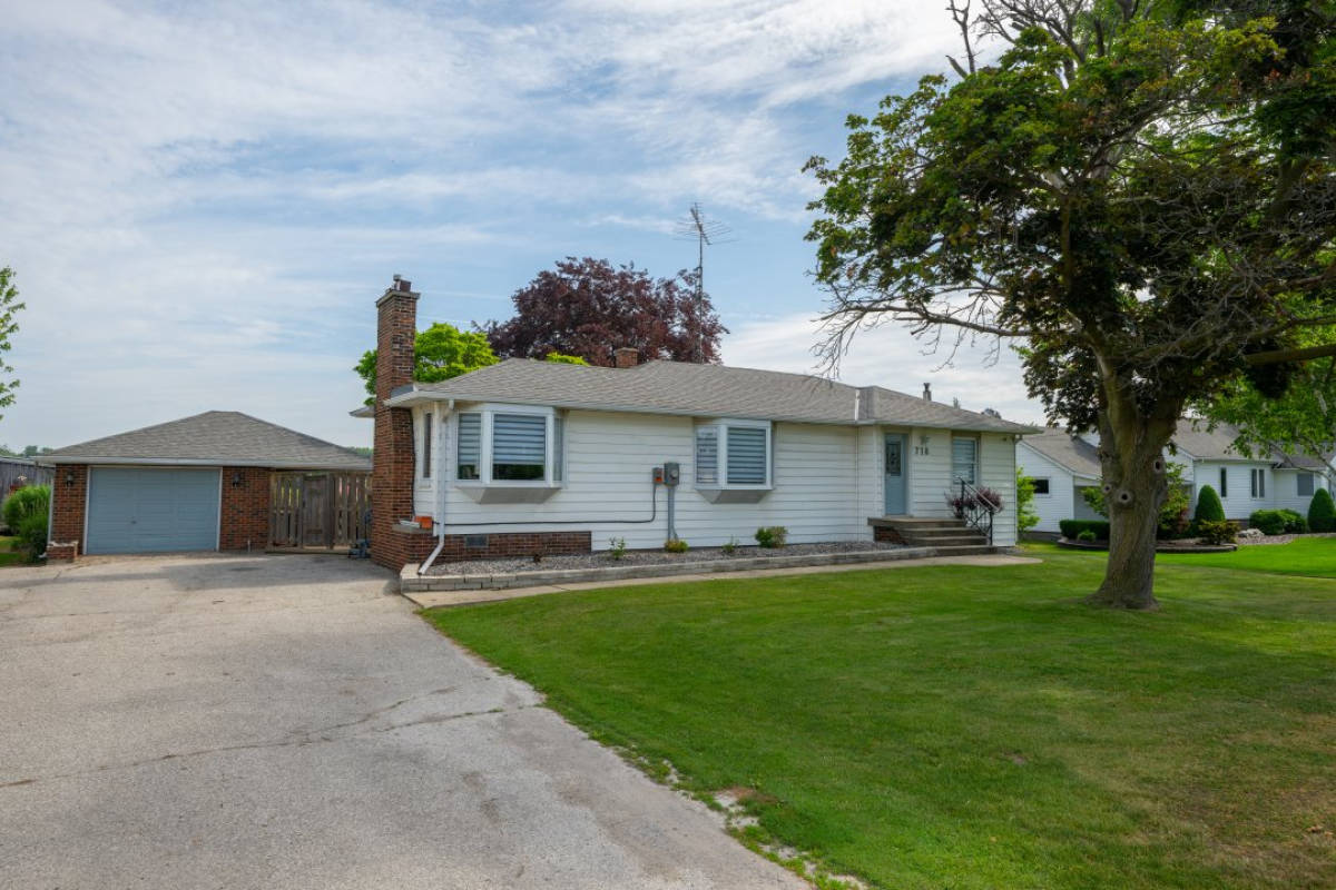 13.3 ACRE FARM FOR SALE 710 Seacliff Drive, Kingsville, Ontario For Sale by Owner