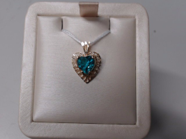 Green Stone 10K Yellow Gold 0.9g